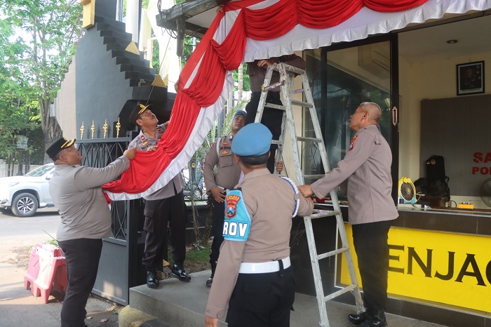 Meriahkan HUT Ke-80 RI, Kapolres Pasuruan Pimpin Pemasangan Bendera dan Hias Kendaraan Dinas