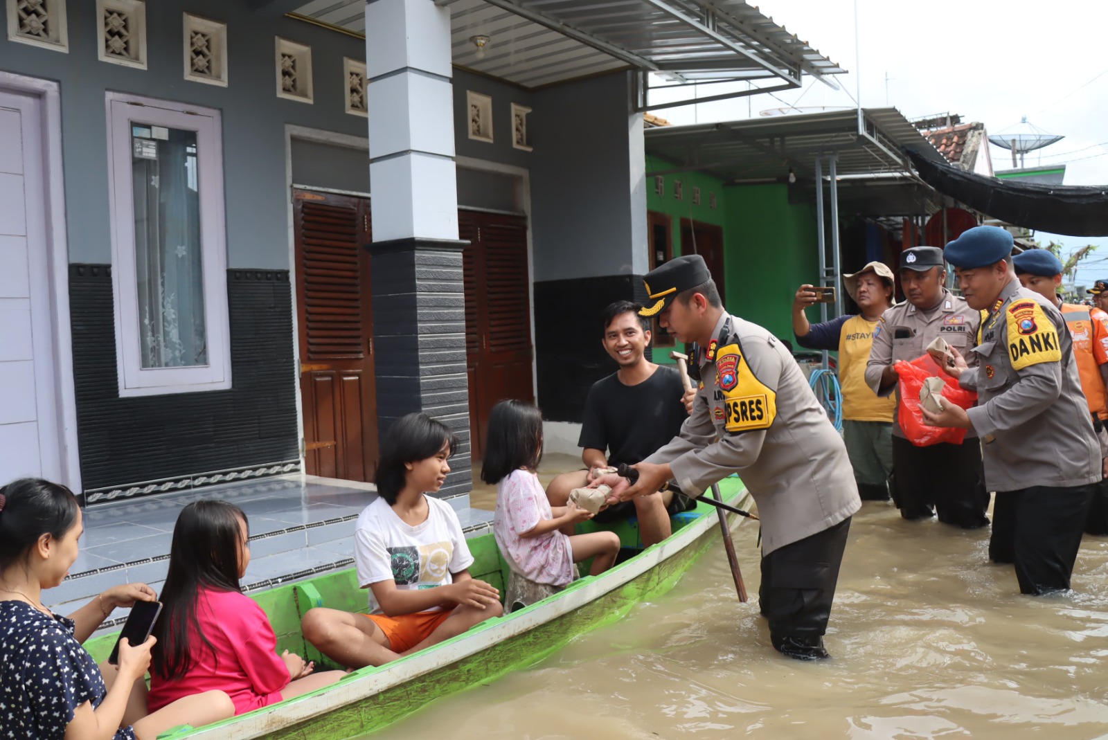 Kunjungi Lokasi Banjir, Kapolres Bojonegoro AKBP Mario Bagikan 3.000 Nasi Bungkus ke Warga Terdampak
