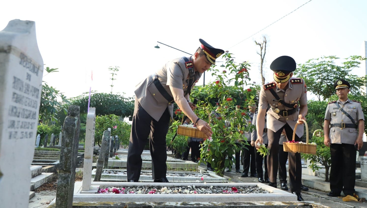 Rangkaian Hari Bhayangkara Ke-79, Polresta Malang Kota Ziarah TMP dan Baksos