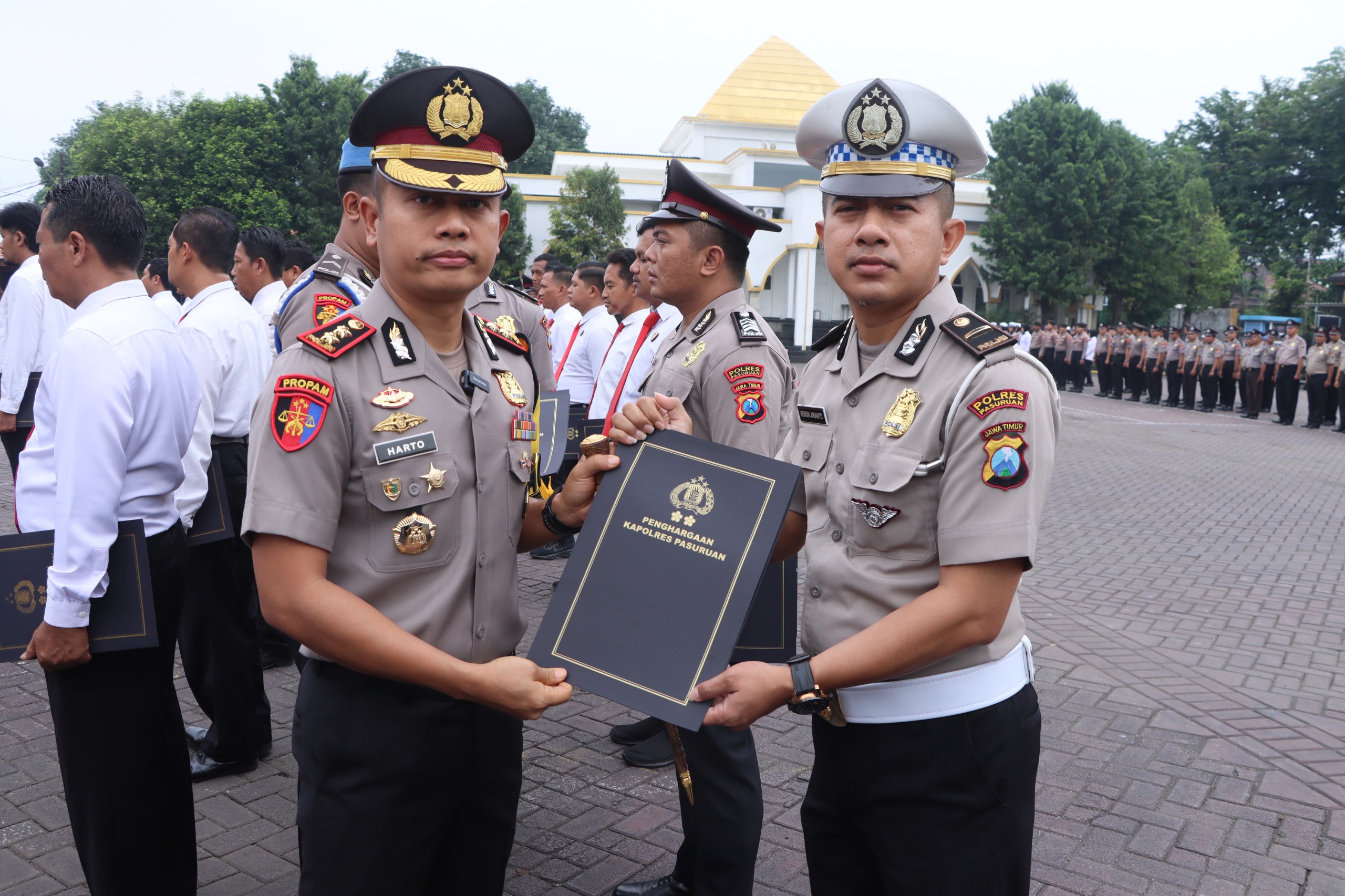 Kapolres Pasuruan Serahkan Penghargaan kepada 38 Personel Berprestasi
