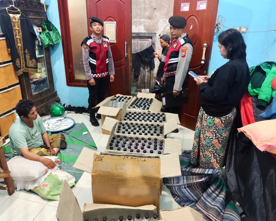 Penjual Miras Ilegal di Wonokromo Diciduk Polisi, Sita 530 Botol Arak Bali