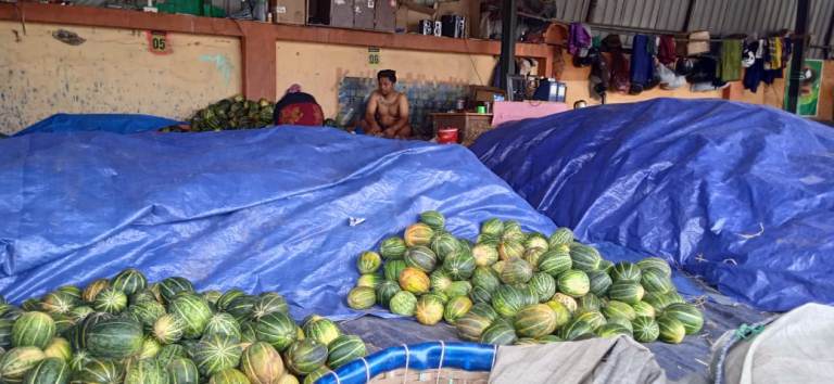 Kondisi Pasar Buah Dupak Rukun di Bulan Puasa: Pedagang Berjuang Bertahan di Tengah Sepinya Pembeli