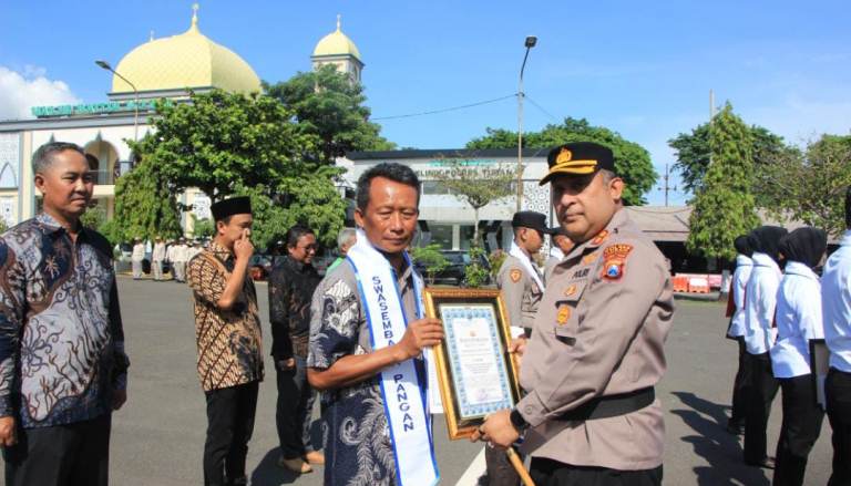 Kapolres Tuban Beri Penghargaan kepada Anggota dan Warga Berprestasi