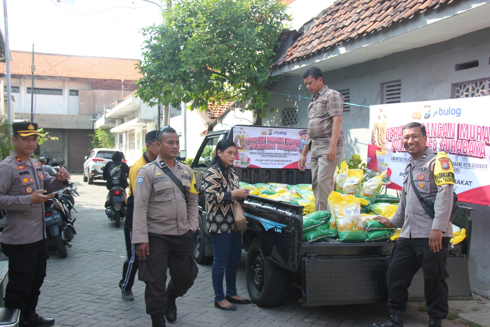 Gerakan Pangan Murah Polsek Genteng Diserbu Warga