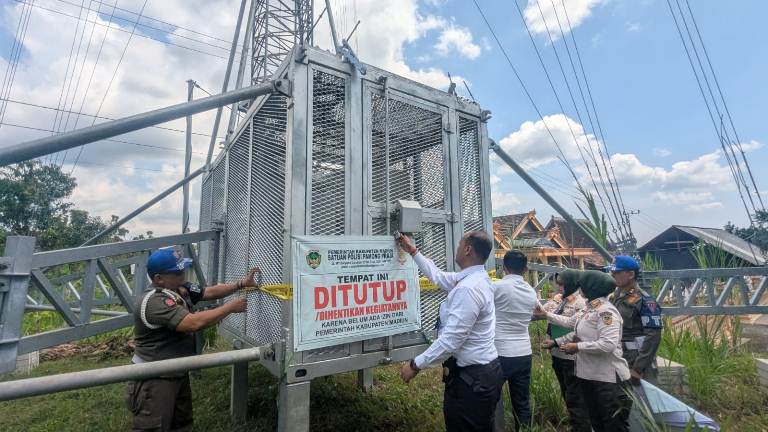 Satpol PP Segel Tower Bodong di Madiun: Setahun Beroperasi Ilegal!
