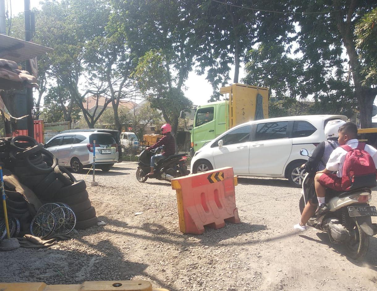 Jalan Curam Dikeluhkan Warga Asemrowo Surabaya