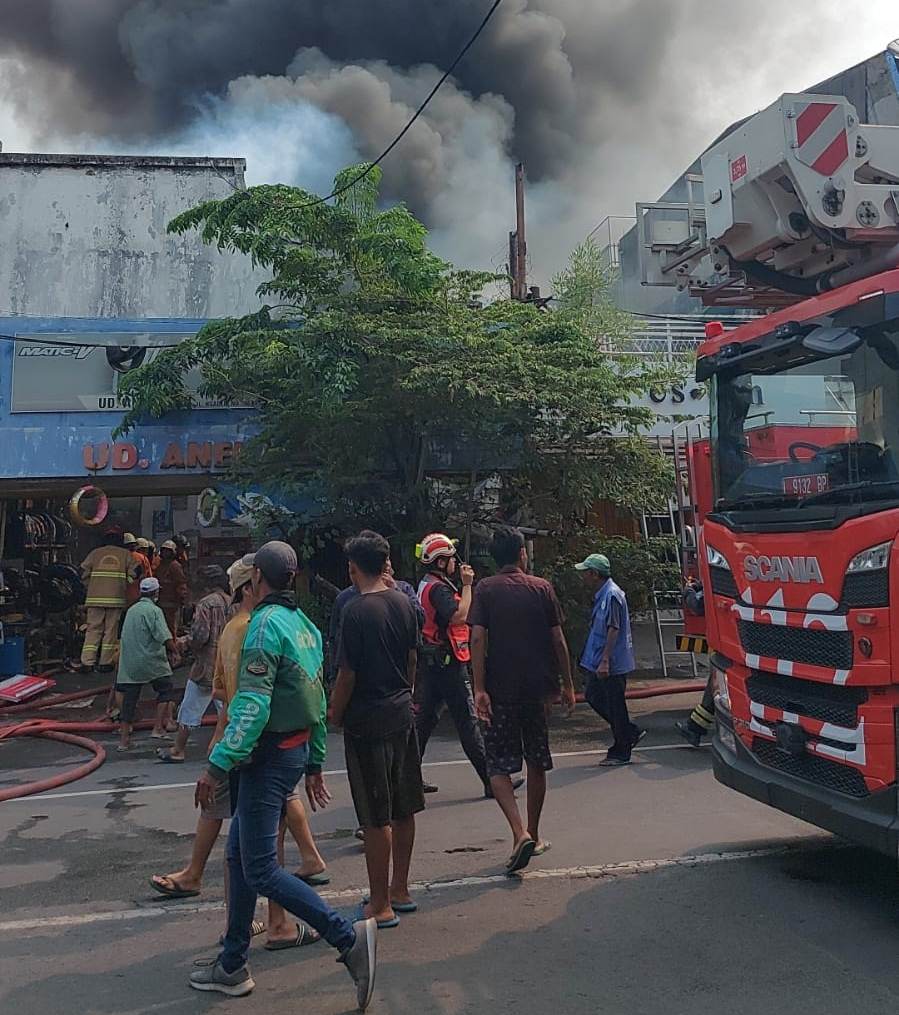 Toko Ban di Surabaya Terbakar Akibat Korsleting di Ruang Tengah