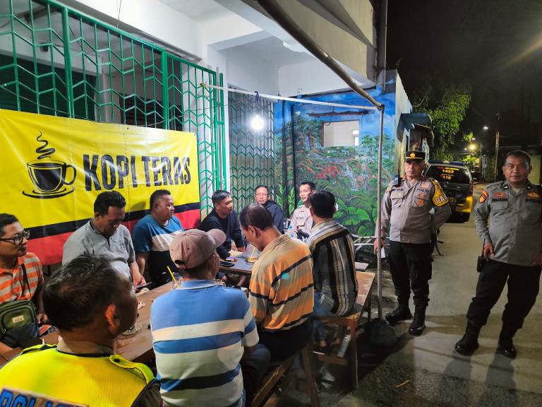 Polsek Simokerto Sosialisasikan Layanan Darurat 110 di Warkop Idaman Surabaya