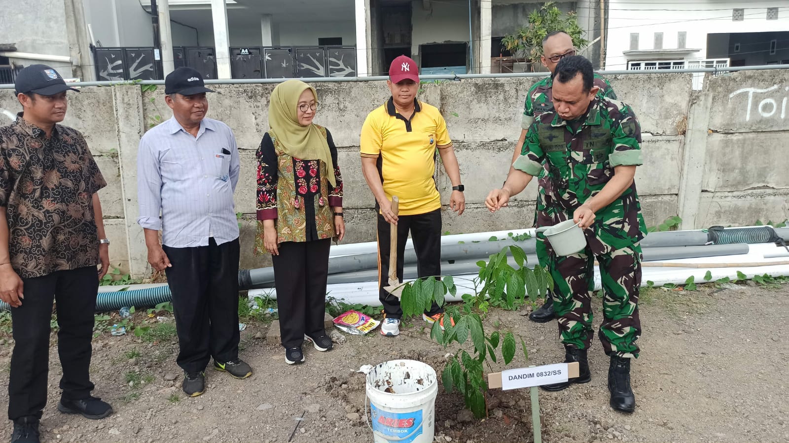 Polsek Lakarsantri Bersama TNI dan Warga Tanam Pohon di Sambikerep