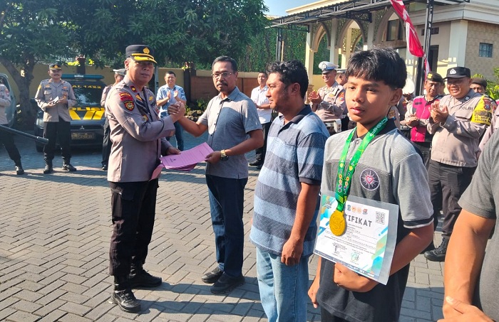 Polsek Pakal Gelar Apel Jam Pimpinan: Perkuat Pengabdian, Apresiasi Prestasi Anggota serta Warga Berprestasi