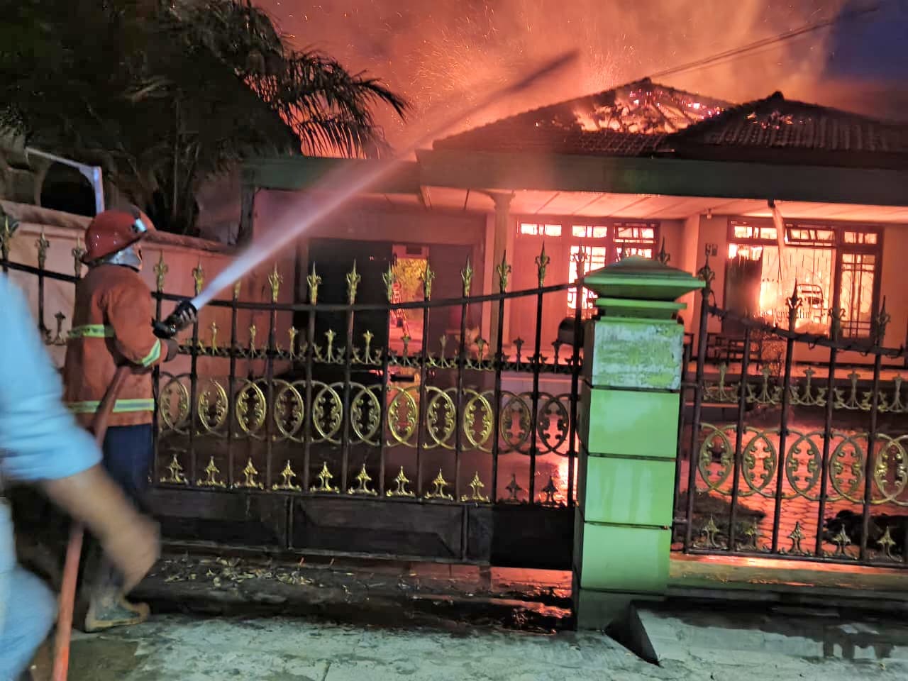 Dua Ledakan Keras Picu Kepanikan, Salon Rias Pengantin di Bugul Kidul Ludes Dilalap Api