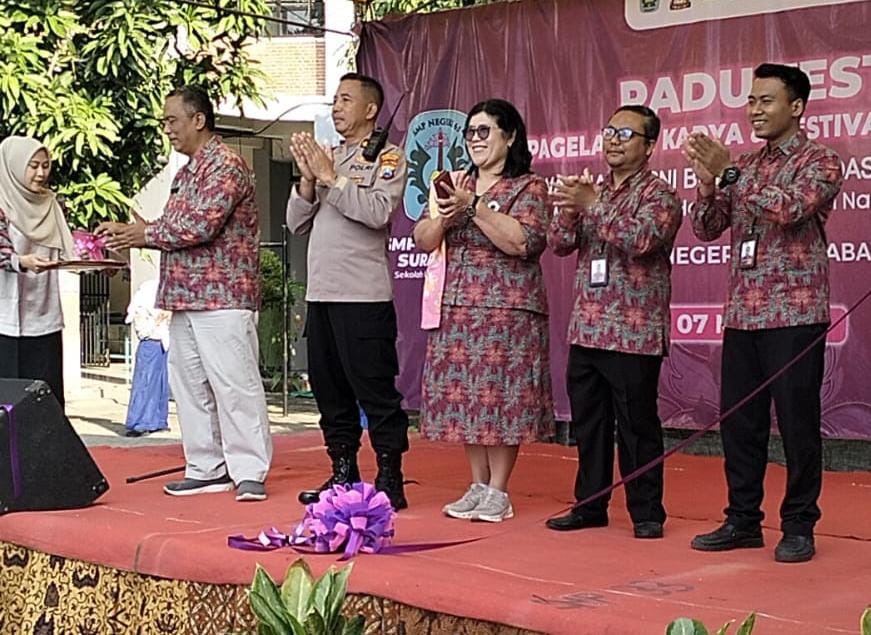 Polsek Benowo Beri Motivasi Siswa SMPN 61 Jelang Kelulusan, Jauhi Balap Liar dan Narkoba