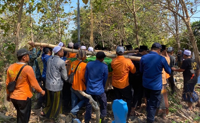 Damkar Gresik Bantu Pemakaman Jenazah Obesitas 250 Kilogram di Bedanten