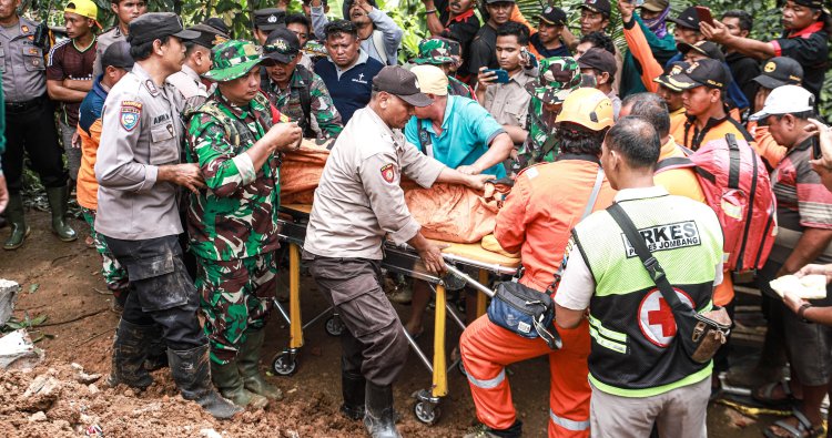 Polres Jombang Bersama TNI Evakuasi Korban Longsor Wonosalam