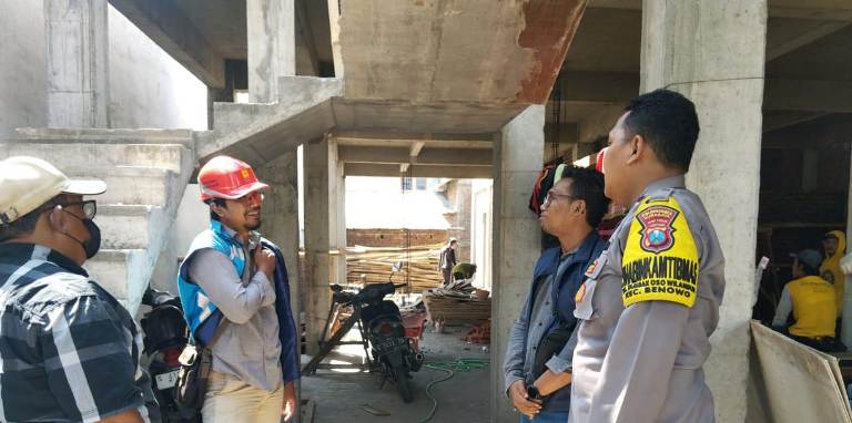 Polsek Benowo Jalin Koordinasi Penertiban Bangunan Dekat Jaringan SUTM