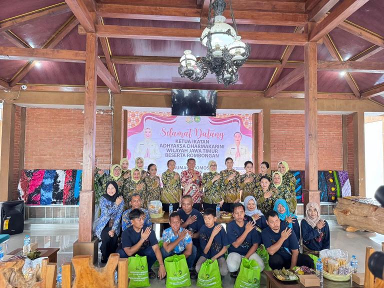 Ketua IAD Jatim Rinnie Kuntadi Kunjungi Rumah Promosi dan Salurkan Bansos di Magetan