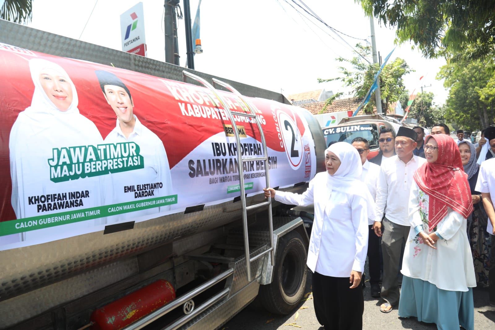 Khofifah dan Relawan Lumajang Kirim Bantuan Air Bersih untuk Warga Terdampak Kekeringan