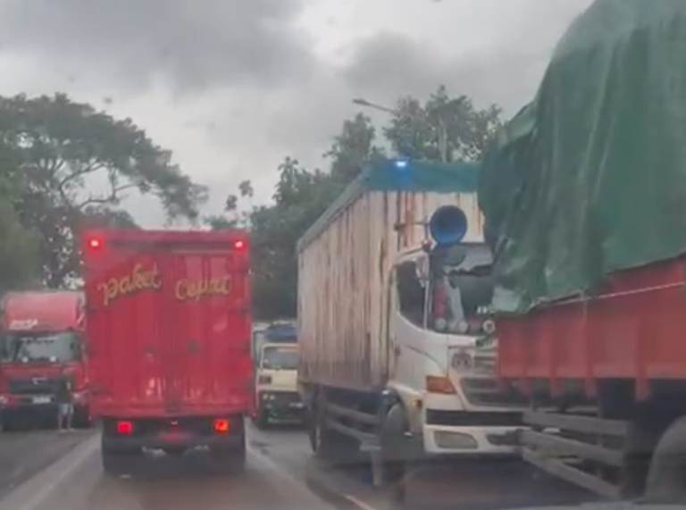 Jalur Pantura Situbondo Macet Total Tertutup Batu dan Lumpur