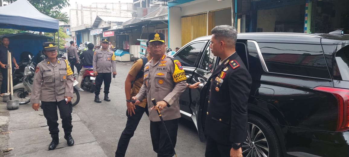 Pengecekan Mendadak Gudang Logistik PPK Sawahan, Kapolrestabes Surabaya Pastikan Semua Aman