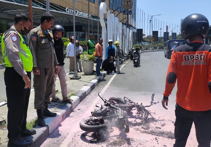 Beat Terbakar di Depan Cito Mall Surabaya Diduga Korsleting