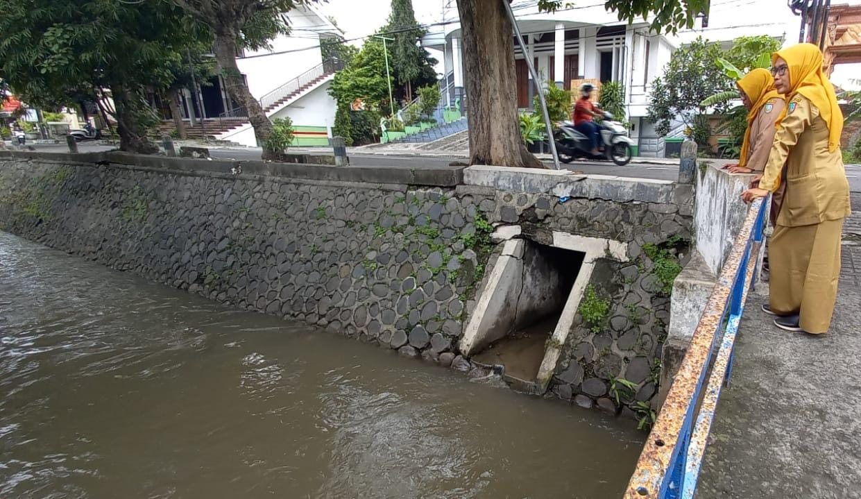 Hujan Lebat Guyur Kabupaten Jombang, Sejumlah Jalan Perkotaan Tergenang Air