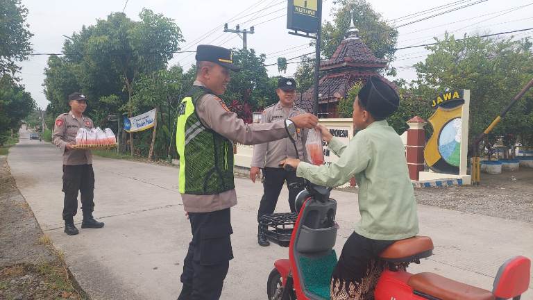 Ramadan, Polsek Gayam Bagikan Takjil Gratis kepada Warga