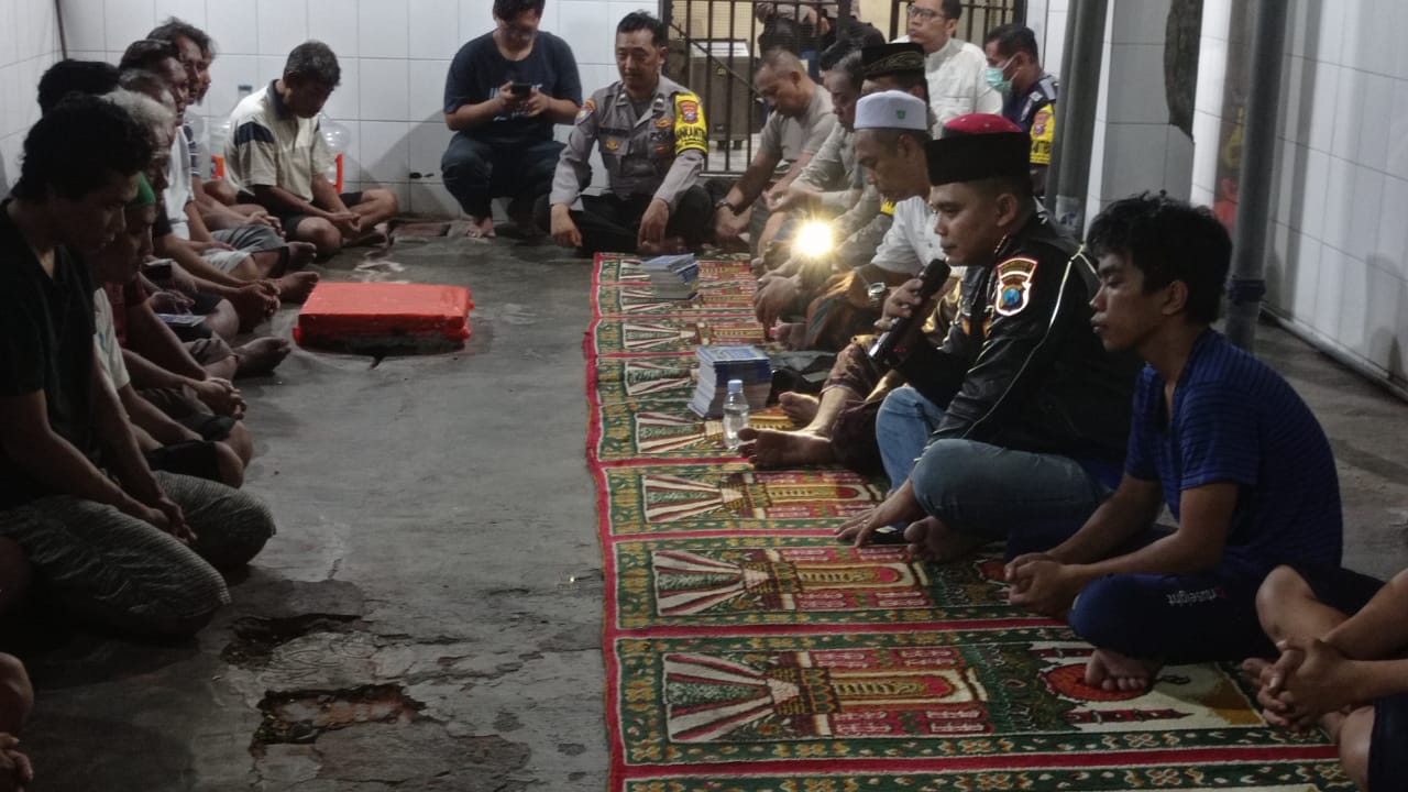 Peringati Maulid Nabi, Polsek Simokerto Gelar Pengajian Bersama Tahanan