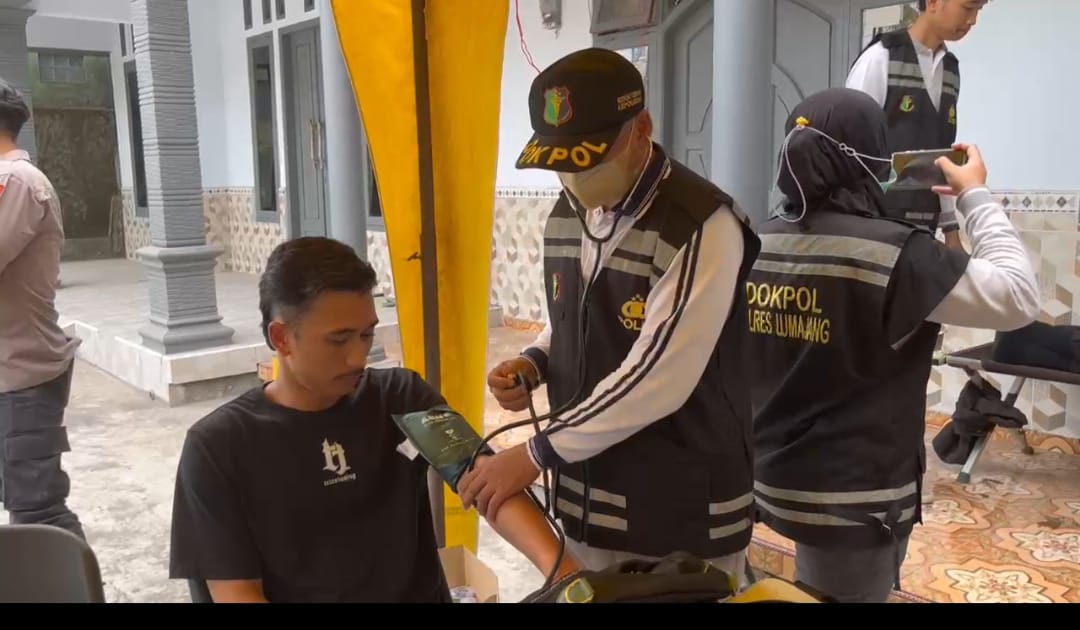 Tim Dokes Polres Lumajang Gelar Pemeriksaan Kesehatan Gratis untuk Pengungsi dan Relawan