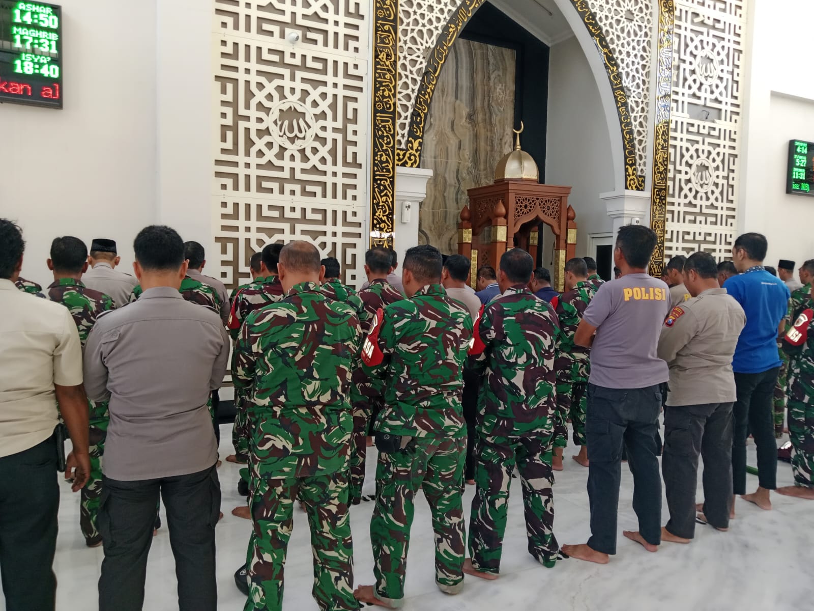 Kebersamaan di Tengah Aksi Demo di Mapolresta Sidoarjo