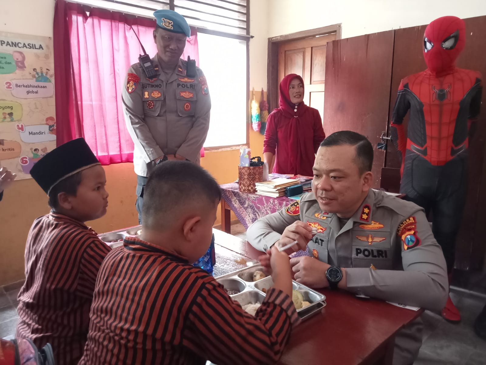 Kapolres AKBP Taat Turun Langsung ke SD, Pastikan Penyaluran MBG SPPG 2 Polres Tulungagung Berjalan Mulus