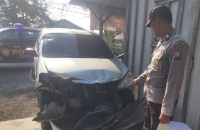 Pengemudi Mengantuk, Mobil Hantam Motor Parkir di Karanggeneng Lamongan