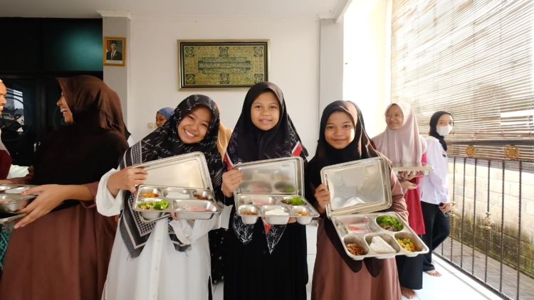 Santri Karanganyar Sambut Hangat, Program MBG Harapan Baru di Pesantren