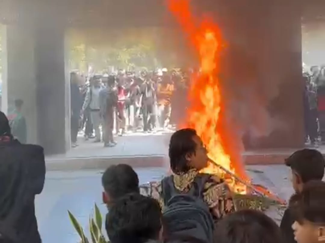 Tolak Pelantikan Rektor Muzakki, Mahasiswa UINSA  Bakar Karangan Bunga