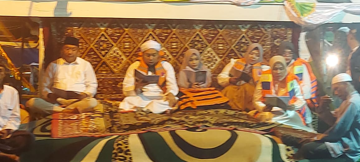 Kiai Azaim dan Bupati Rio Bersama Ratusan Warga Situbondo Baca Qasidah Burdah Keliling di Tengah Laut