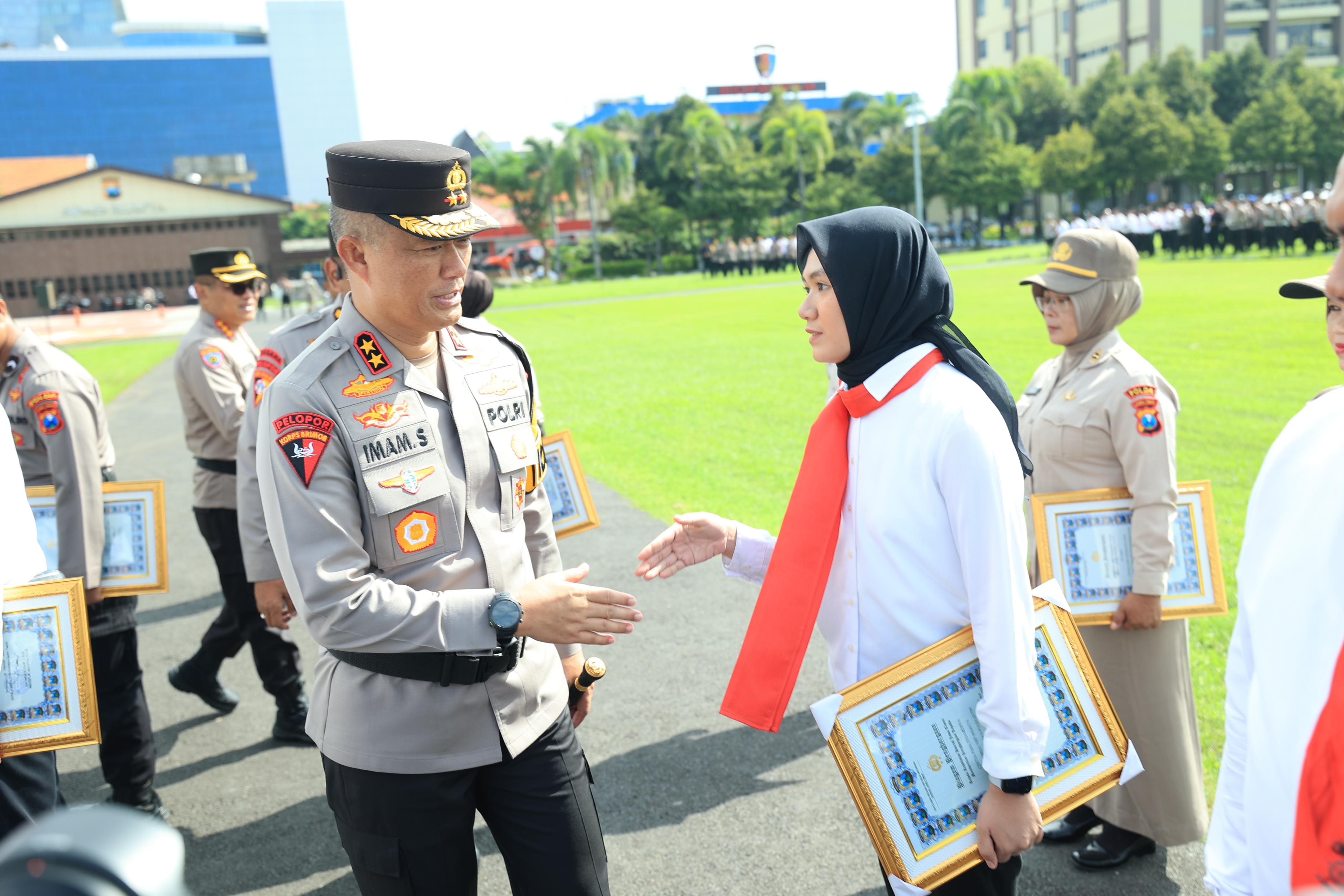 Upacara Hari Kesadaran Nasional, Kapolda Jatim Beri Penghargaan 35 Anggota Berprestasi