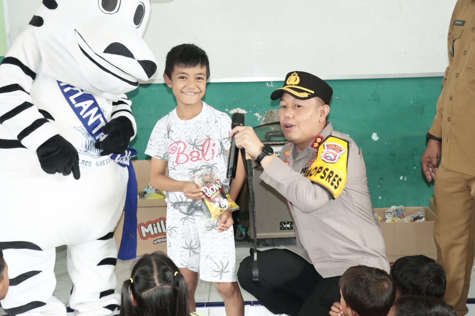 Keseruan Tim Trauma Healing Polres Hibur Anak-anak Korban Gempa Bumi di SDN 380 Gresik