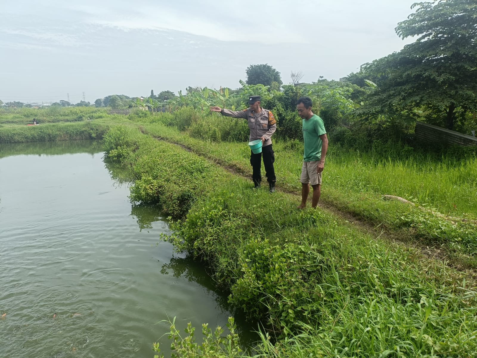 Kanit Binmas Polsek Krian Tinjau Budidaya Ikan Nila di P2B Bumdes Kraton Dukung Program Ketahanan Pangan