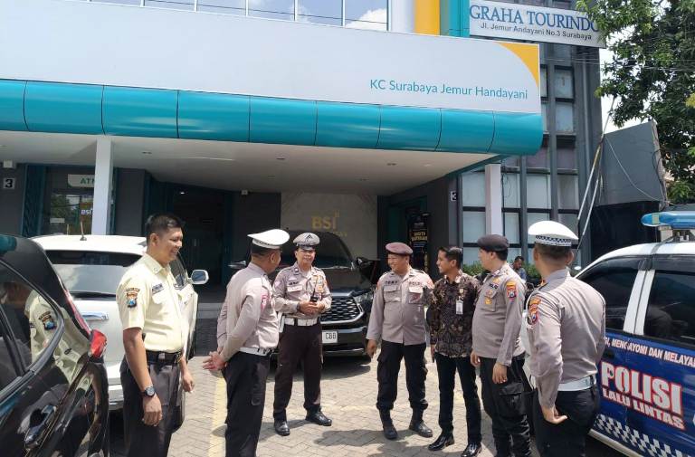 Polsek Wonocolo Perkuat Keamanan Perbankan Surabaya Lewat Patroli Dialogis di Bank Syariah Indonesia