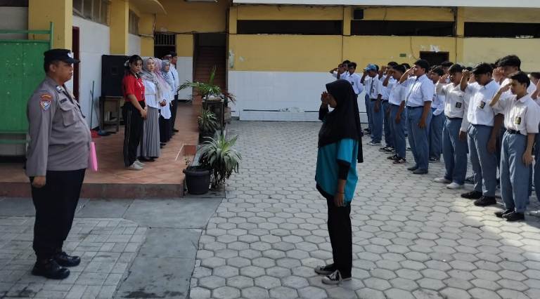 Polsek Sukomanunggal Sambangi SMK Siang Surabaya, Sampaikan Pesan Kamtibmas Terkait Demo Rusuh