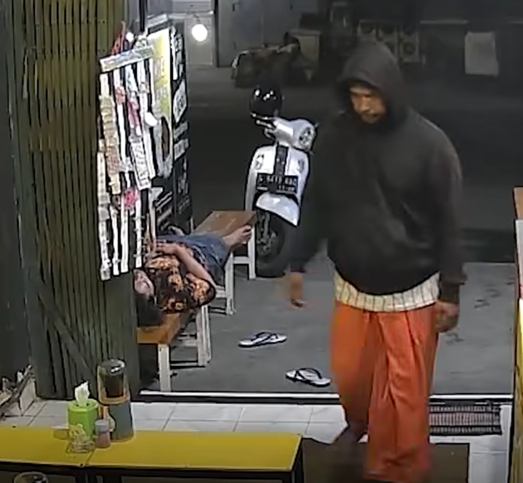 Pria Misterius Gondol HP Pelanggan Kedai Jus Kutisari Utara