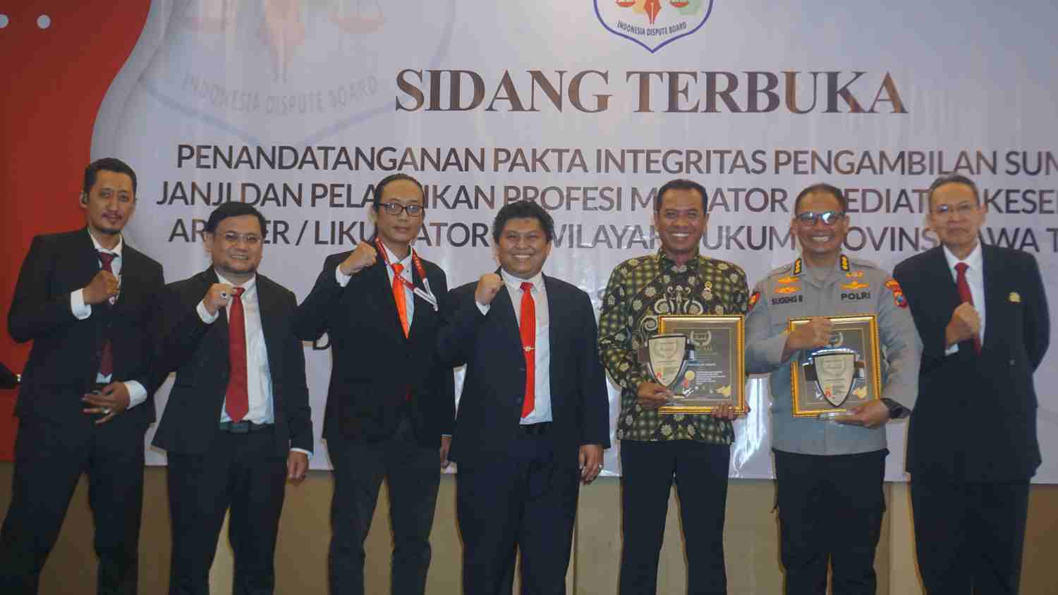 Polda Jatim Raih Penghargaan Yuris Indonesia Award sebagai Fasilitator Sosialisasi Restorative Justice