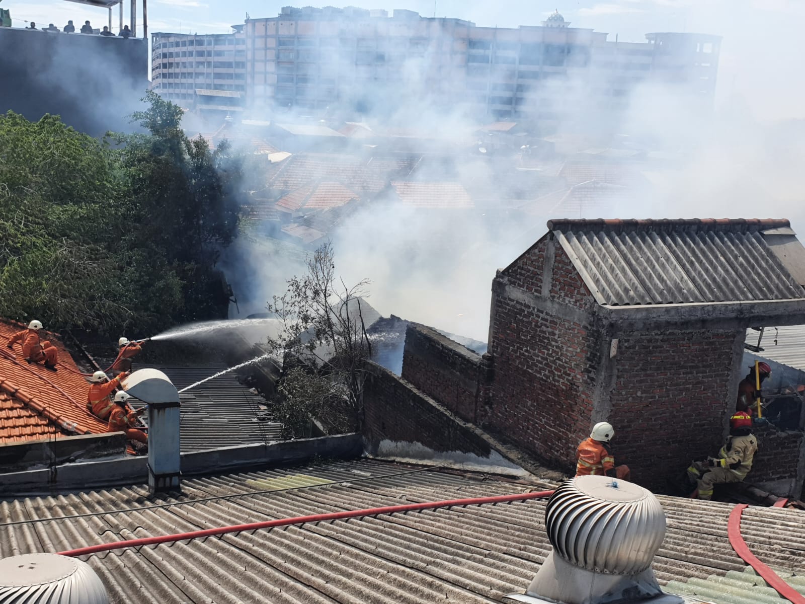 Kebakaran Hebat Landa Krembangan, Enam Rumah Hangus