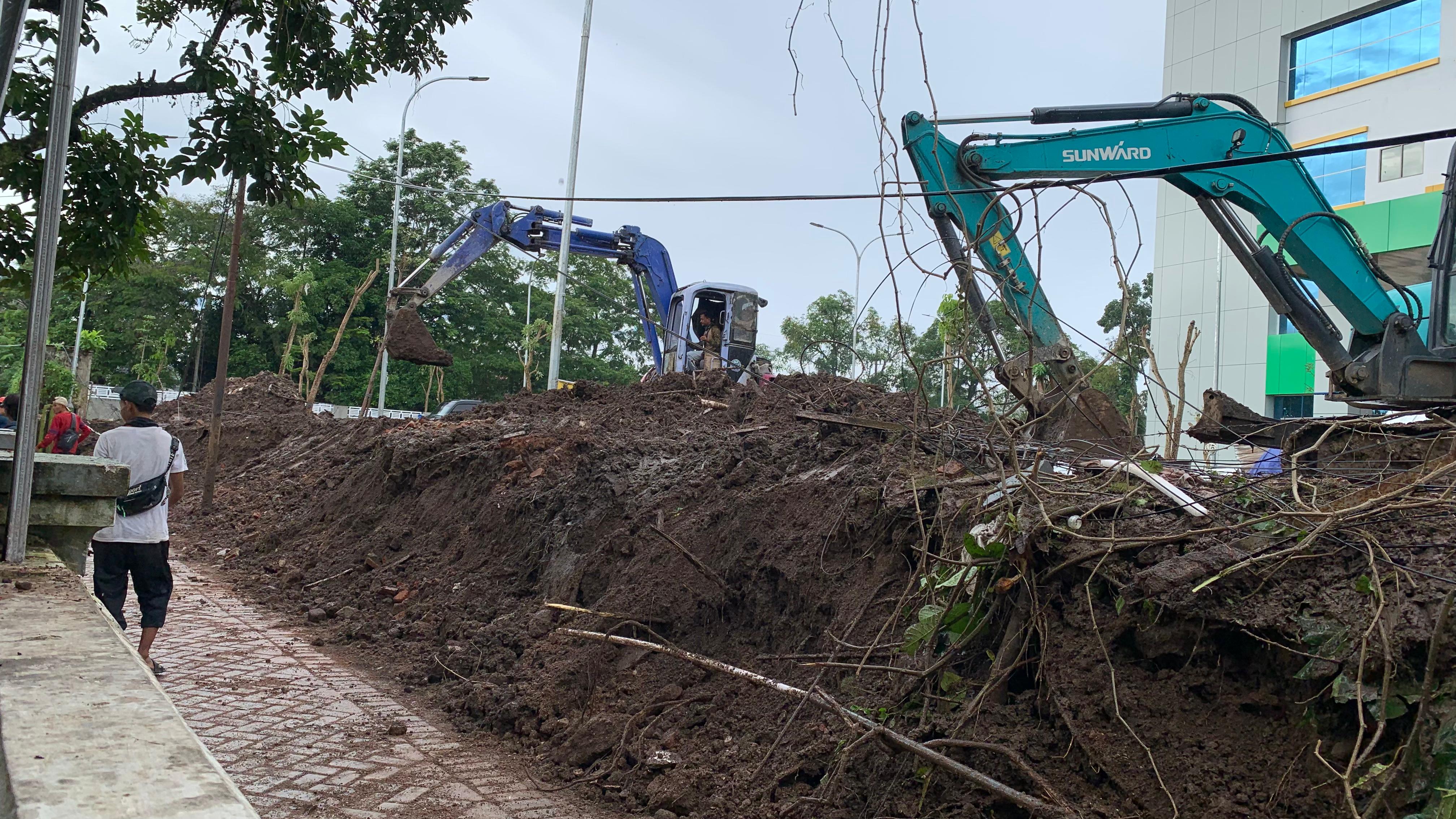 Hujan Deras Picu Tembok Tua RS Unej Roboh, Akses Jalan Terhalang