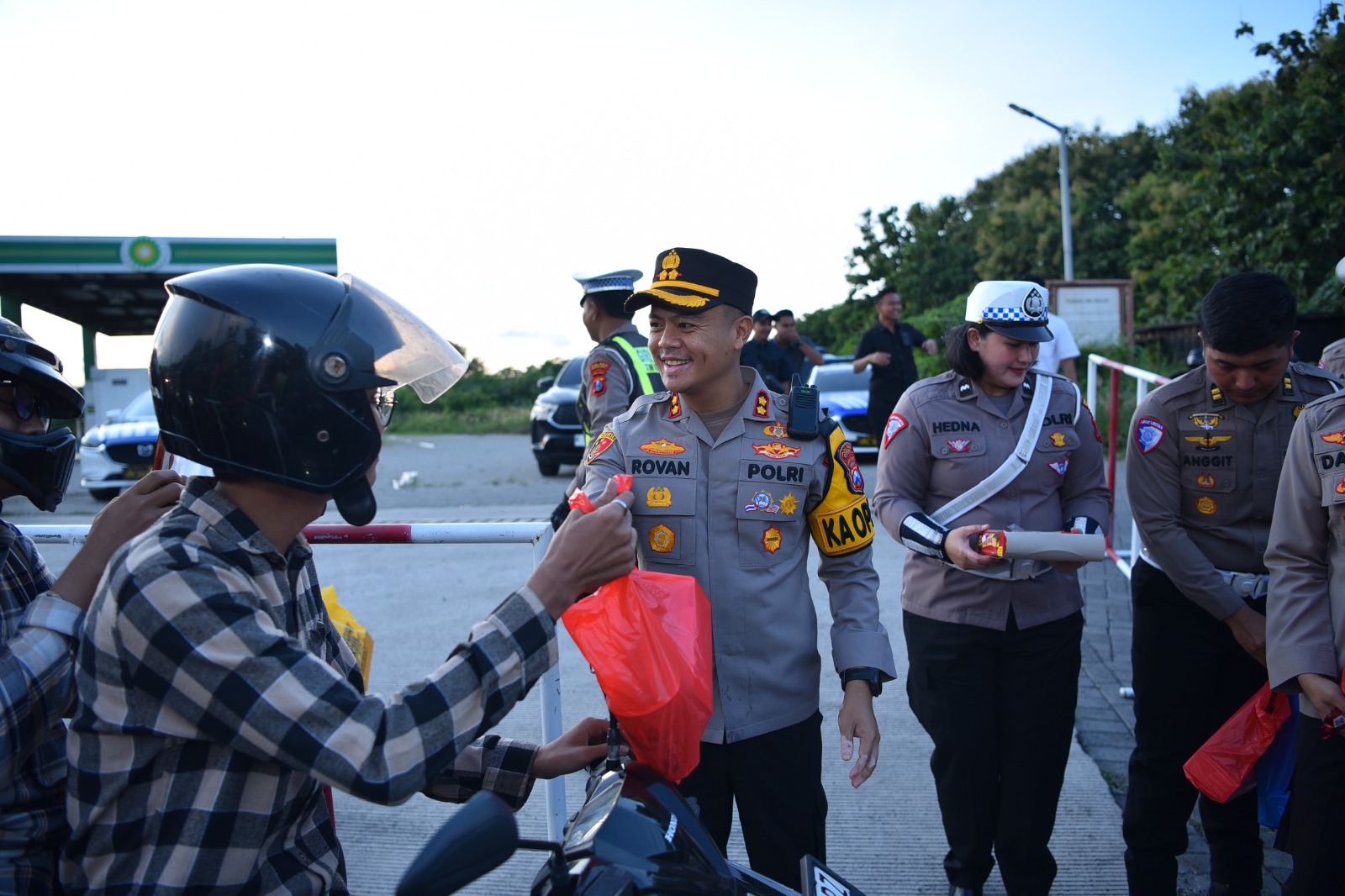 Polres Gresik Gelar Kenduri Takjil Bumi Wali Bikin Pengendara Sumringah