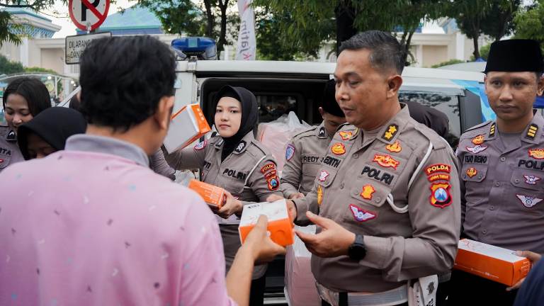 Polda Jatim Buka Layanan SIM dan Samsat Keliling Ngabuburit di Masjid Al Akbar Surabaya