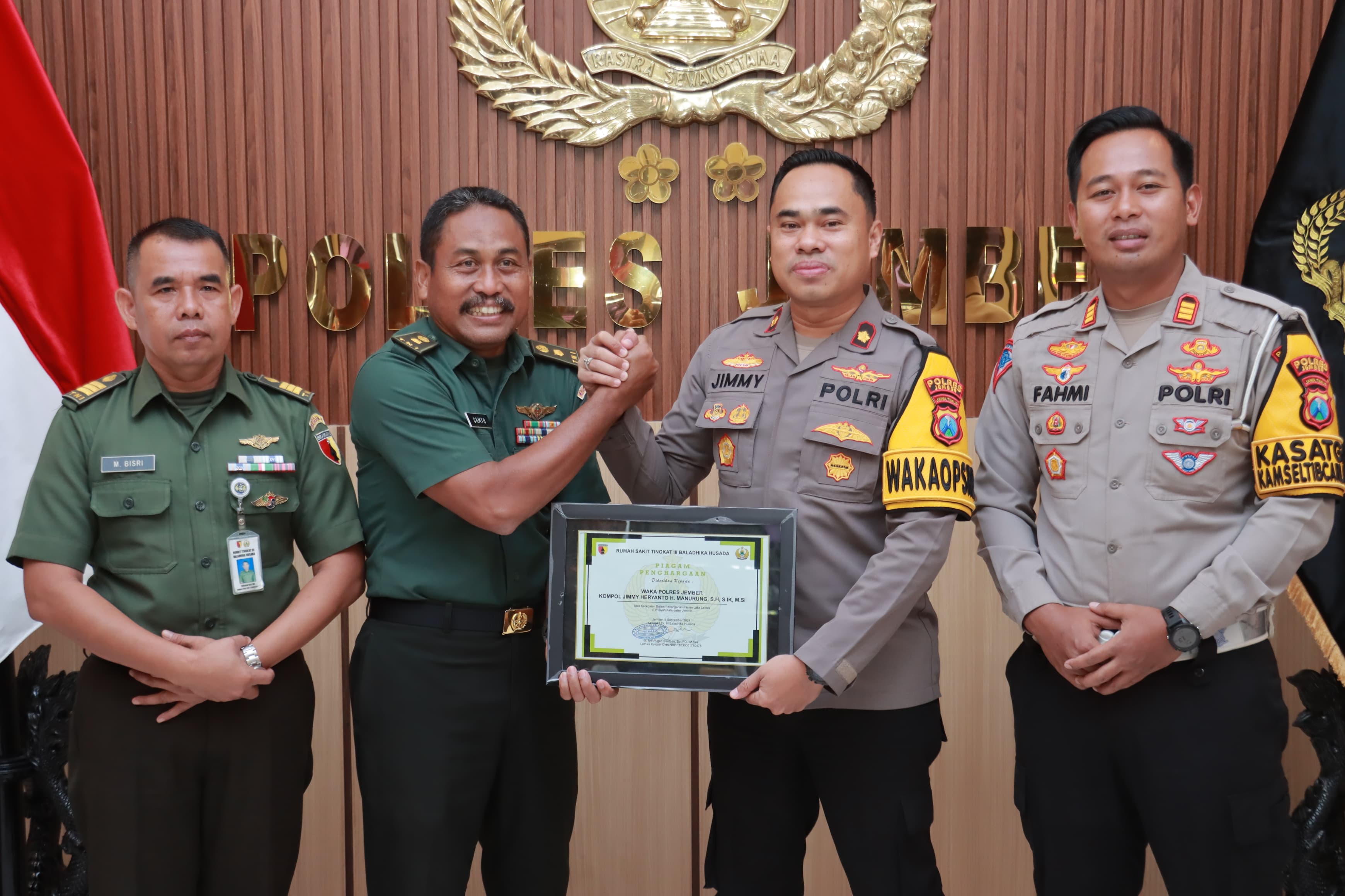 Tanggap Laka Lantas, Wakapolres Jember dan Kasat Lantas Terima Penghargaan dari RS Baladhika Husada