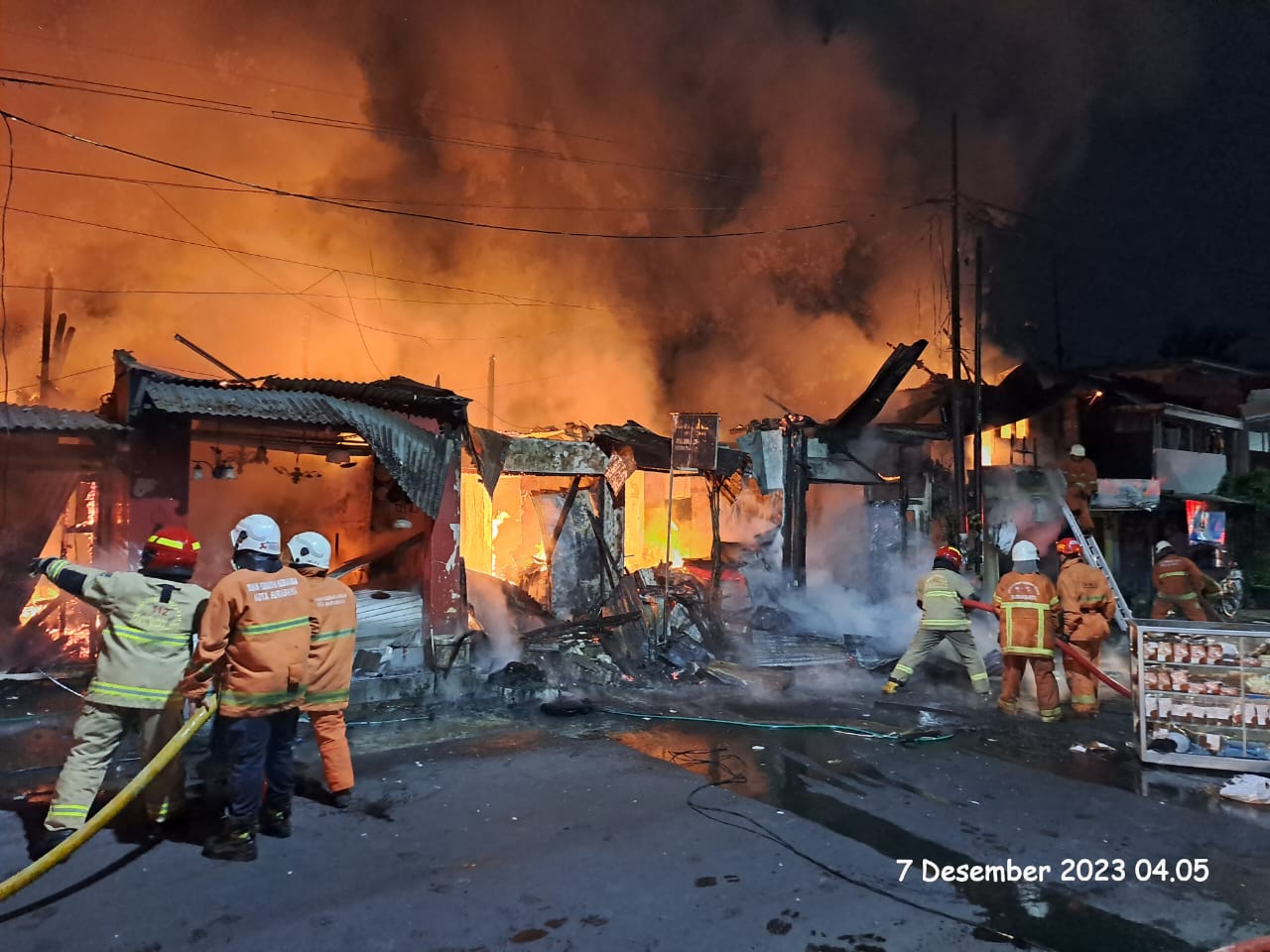 5 Ruko di Jalan Padmosusastro Surabaya Terbakar