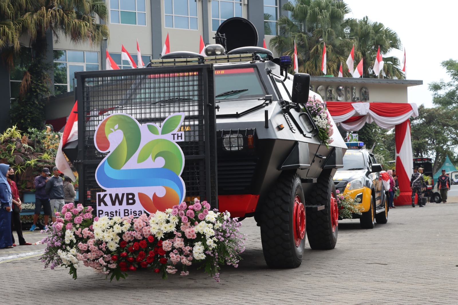 Baracuda Brimob Meriahkan Batu Art Flower Carnival 2024