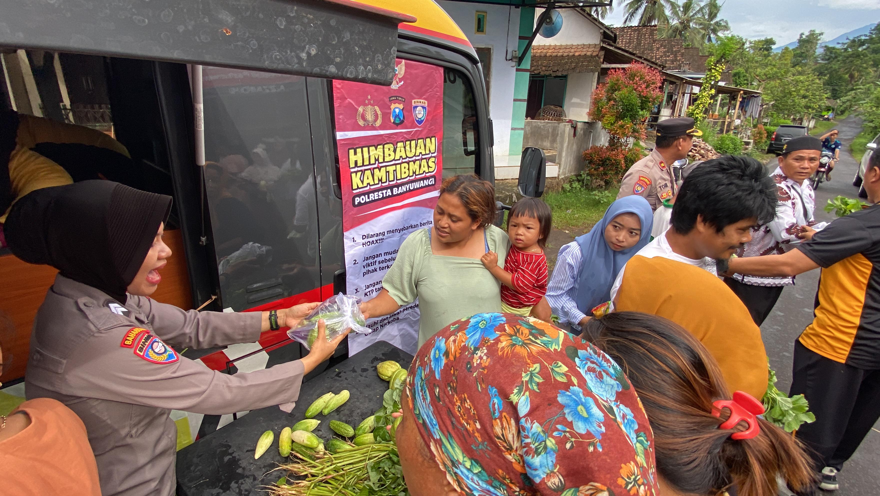 Mobil Mayur Polresta Banyuwangi Bagikan Sayur Mayur Gratis, Wujudkan Ketahanan Pangan Nasional