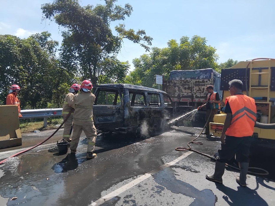 Suzuki Carry Terbakar di Tol Kebomas Gresik Diduga Akibat Korsleting, Sempat Terjadi Ledakan
